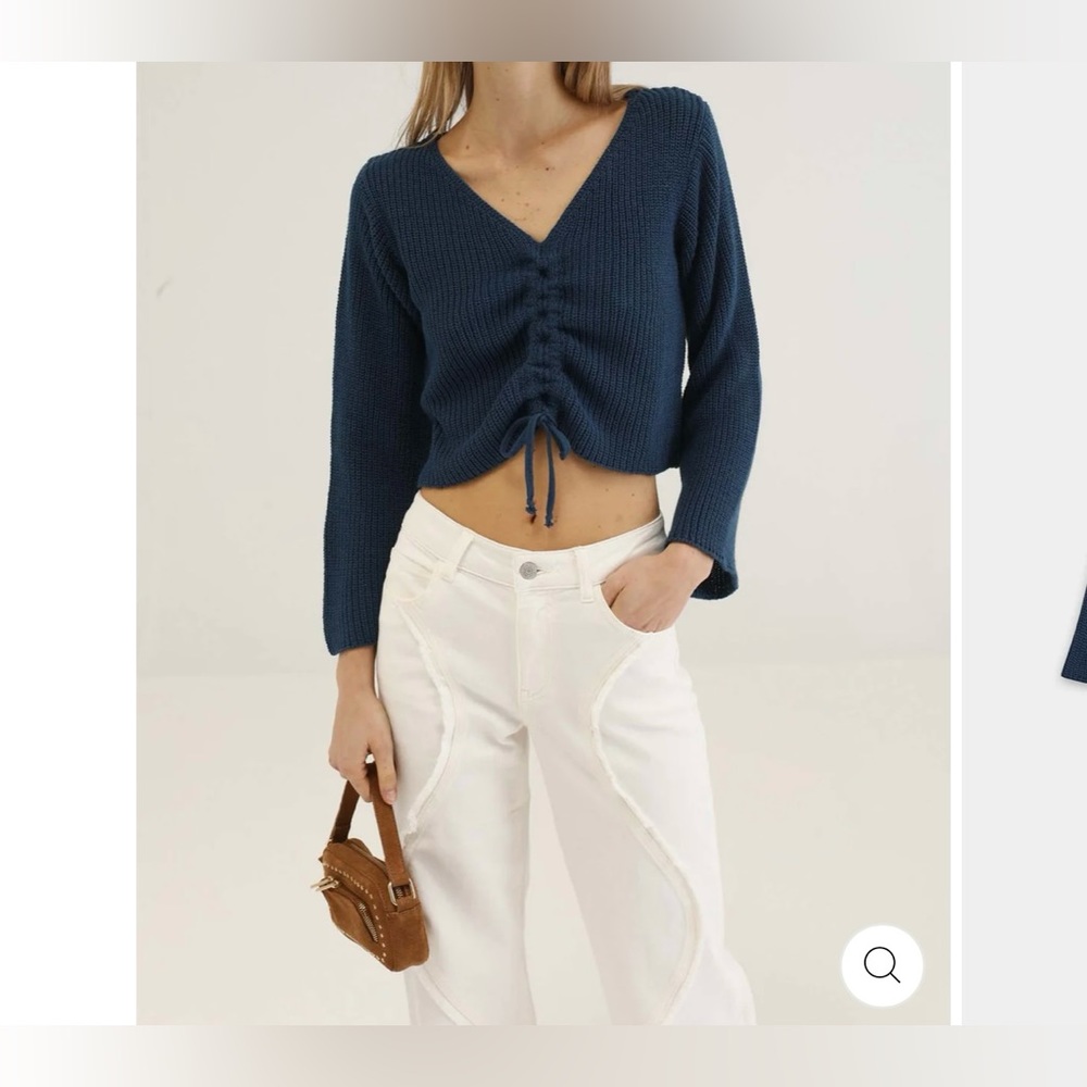 NEW WITH TAG ! Knitted V neck sweater. Size Small